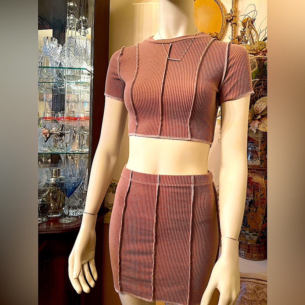 Cute ribbed Sweater skirt set.